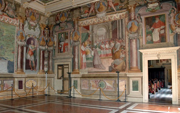 cosa-vedere-a-viterbo-palazzo-priori-affresch